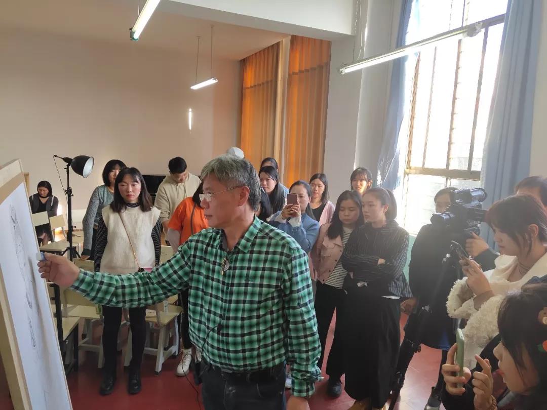 1575017029179053.jpg 中国美术公司徐默教授在bevictor伟德官网进行人物线描