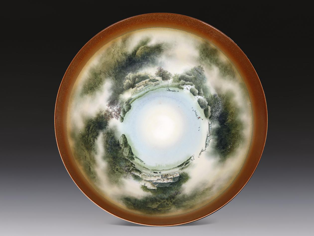 1576571565306542.png 中国工艺美术大师刘伟在bevictor伟德官网进行瓷画示范