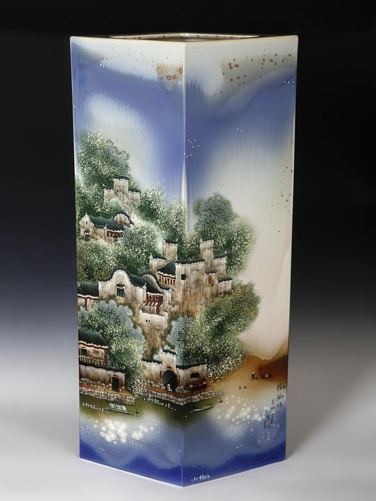 1576571568246481.png 中国工艺美术大师刘伟在bevictor伟德官网进行瓷画示范